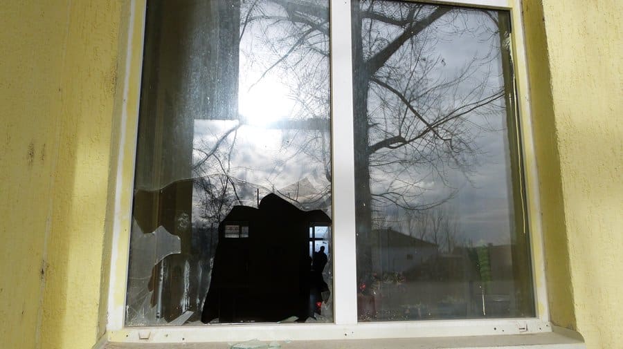 Polomljeni prozori śkole sa nastavom na albanskom jezika u Plemetini i oštećene dve pločice pravoslavnog groblja .