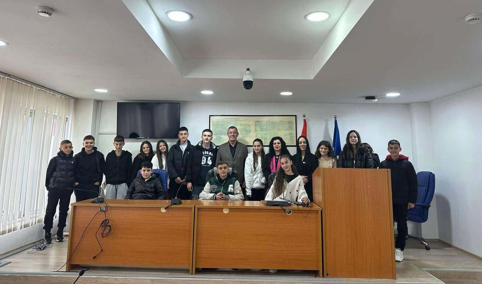 Kryetari Gashi ka pritur në vizitë nxënësit e klasës së VIII të SHFMU “Pandeli Sotiri”