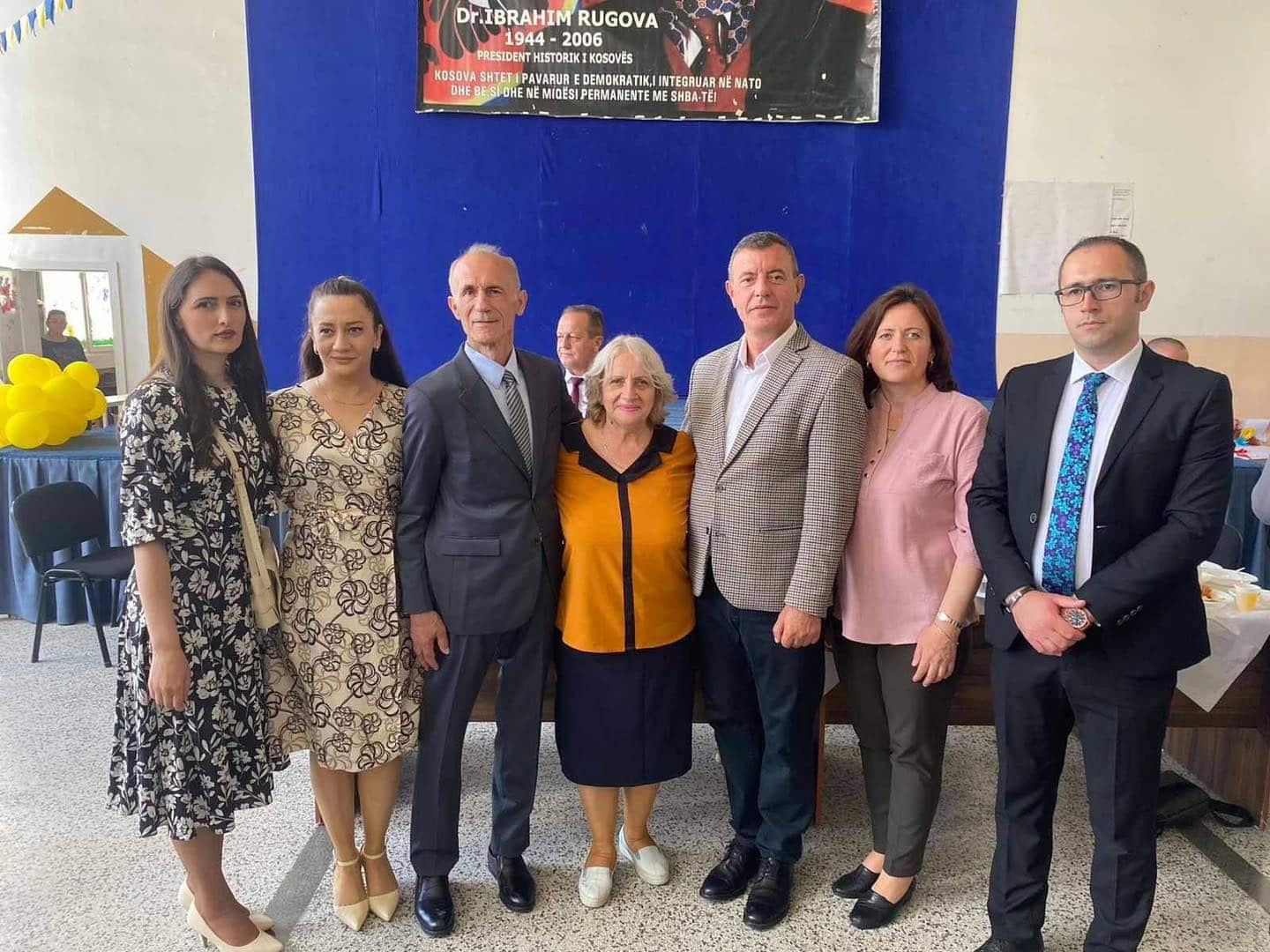 U mbajt ceremonia përshëndetëse për profesorin e nderuar Xhevat Sadiku në shkollën fillore “Dr. Ibrahim Rugova”, me rastin e pensionimit të tij