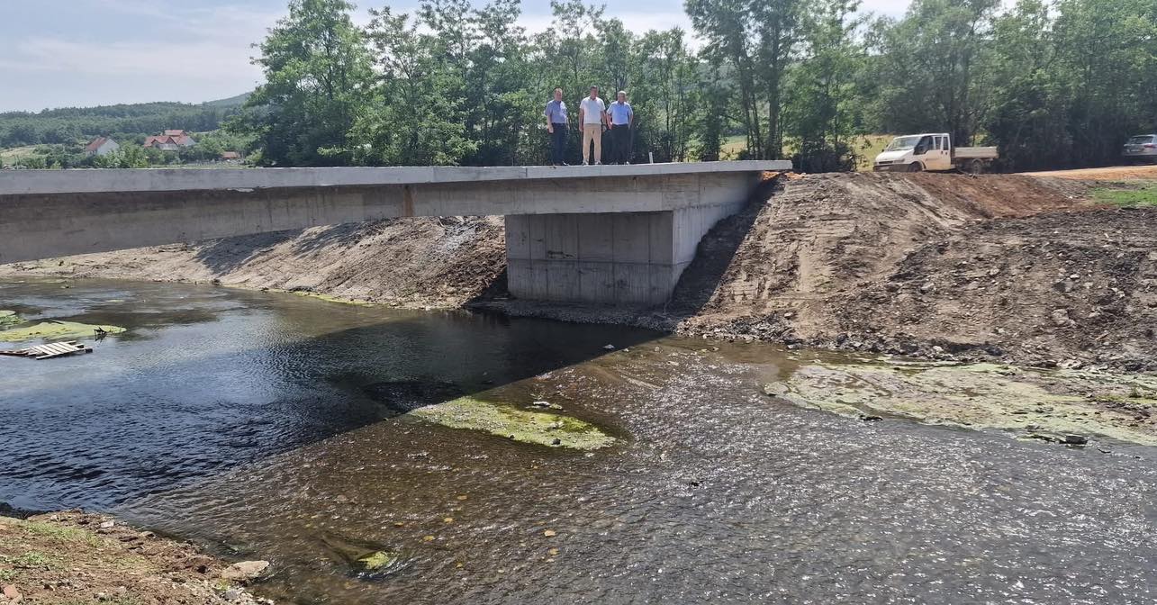 Inspektimi i punimeve në projektin e ndërtimit të urës mbi lumin Drenica në Graboc dhe asfaltimin e rrugës në Dardhishtë