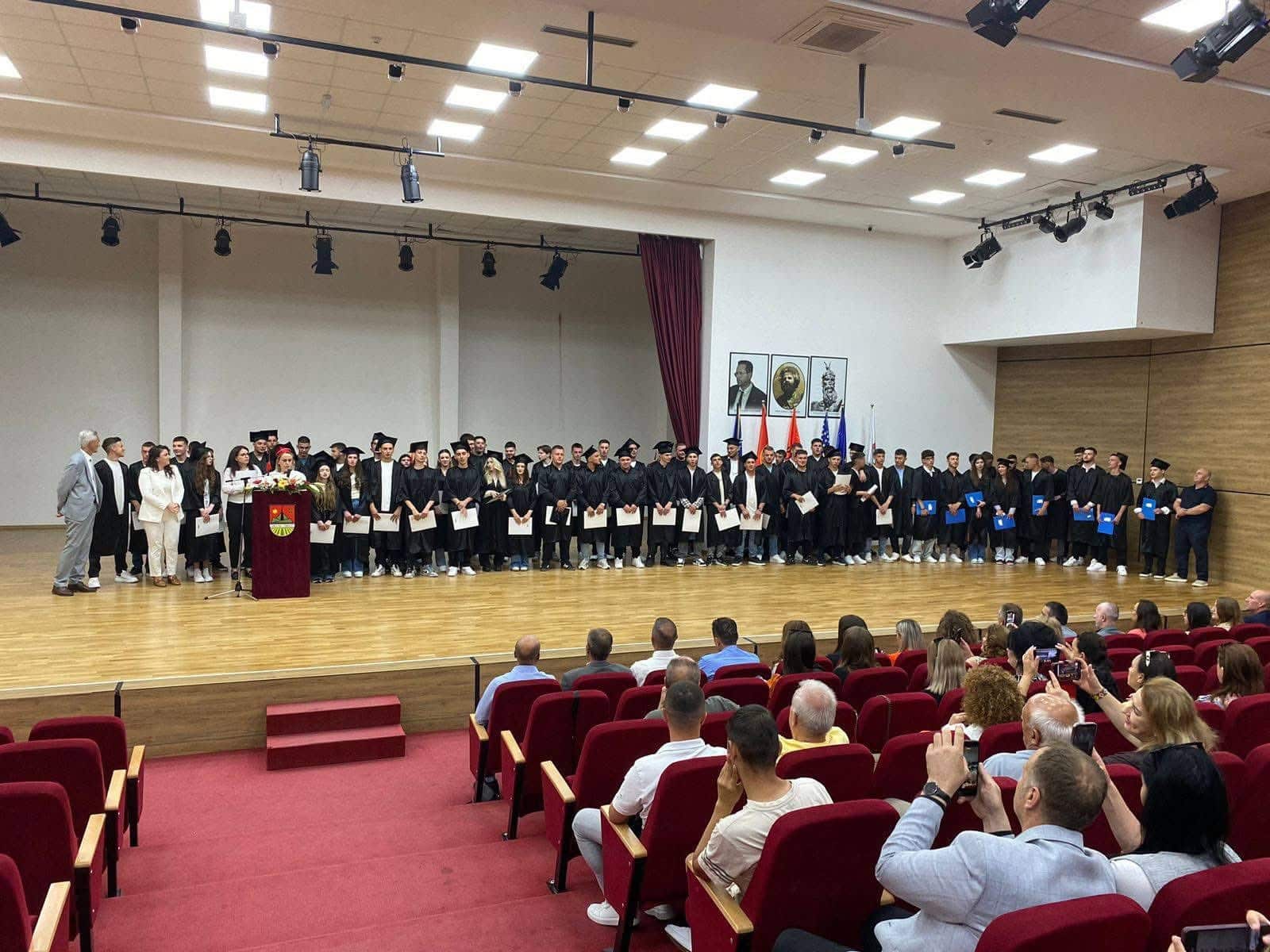 U mbajt Ceremonia e Diplomimit të gjeneratës 2022/25 të maturantëve të ShMLP “Ismail Dumoshi”