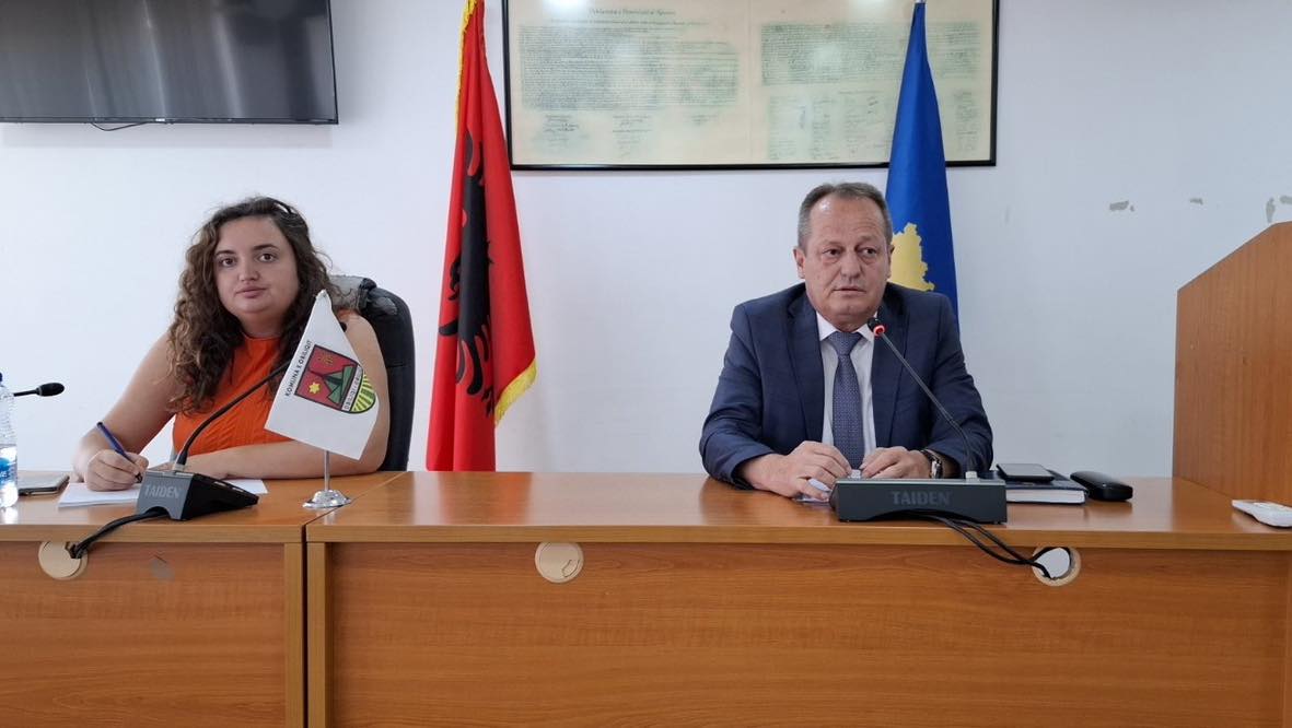 Mbahet debati publik “Informimi i qytetarëve rreth gjashtëmujorit të parë të punës së ekzekutivit për vitin 2025”