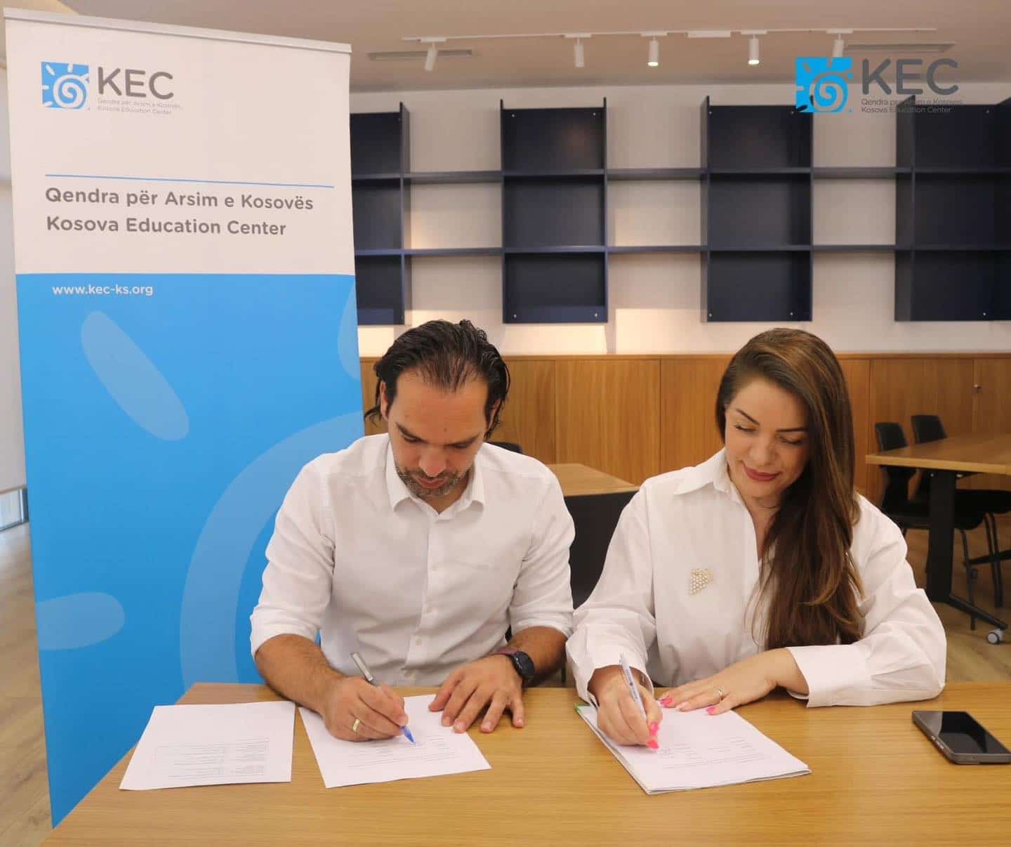 Komuna e Obiliqit nënshkruan marrëveshje bashkëpunimi me KEC për zhvillimin profesional të mësimdhënësve të Komunës së Obiliqit