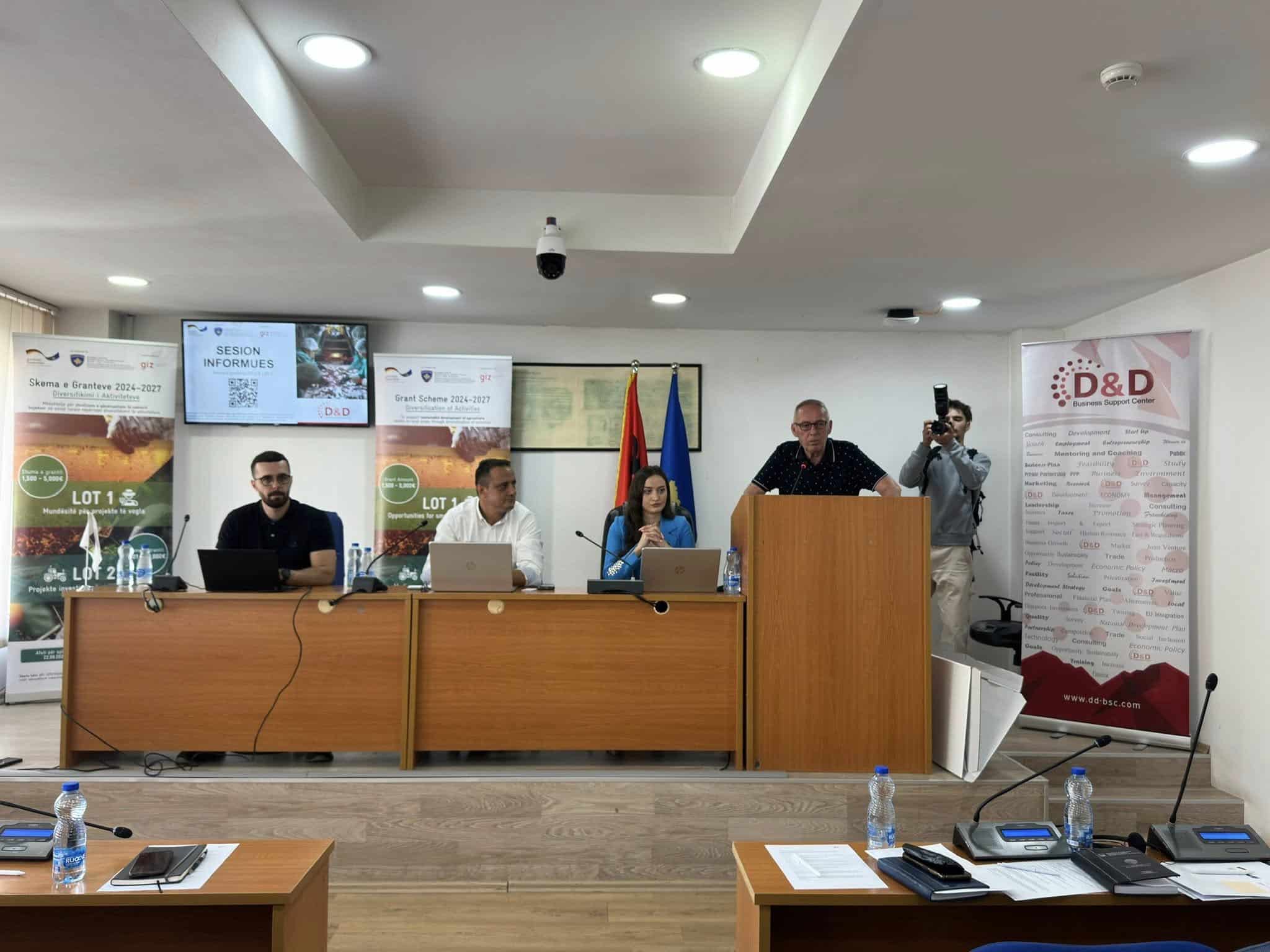 Në sallën e Kuvendit Komunal në Obiliq u mbajt sesioni informues për Skemën e Granteve nga D&D Business Support Center