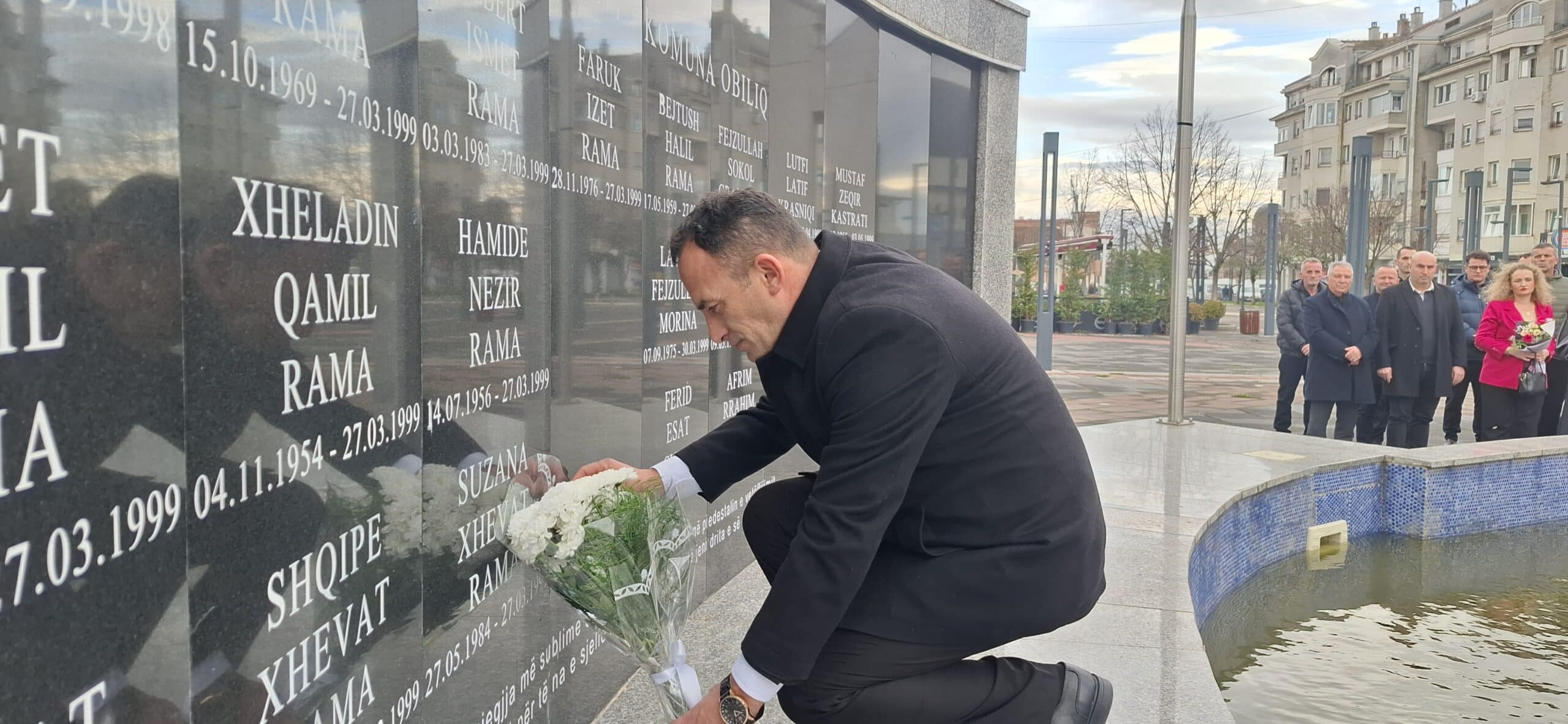 Kryetari i Komunës së Obiliqit, Halil Thaçi, ka bërë homazhe pranë pllakës së dëshmorëve