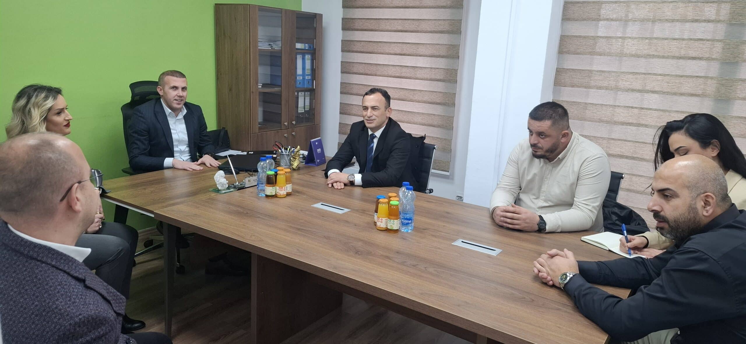 Kryetari i Komunës Halil Thaçi viziton NPL “Kastrioti” dhe punimet në sheshin “Dëshmorët e Kombit”