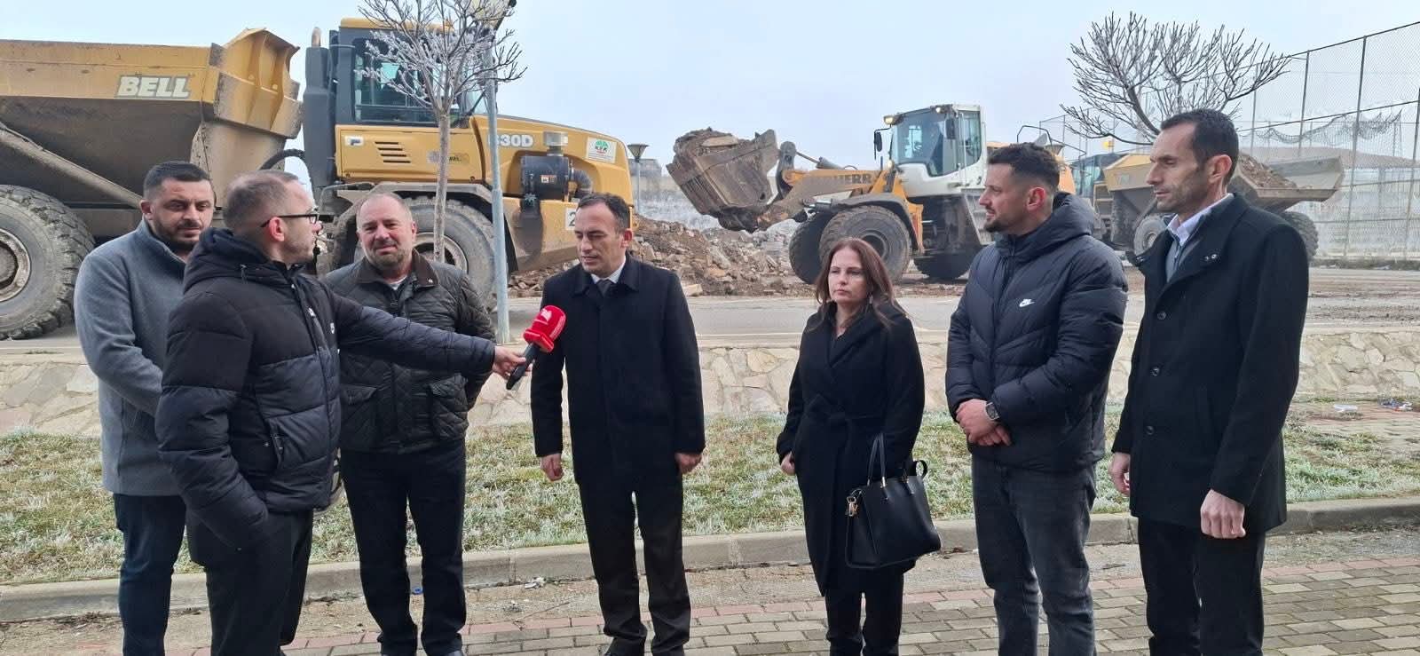 Largohen mbeturinat në parkingun e Palestrës Sportive “Adem Jashari”
